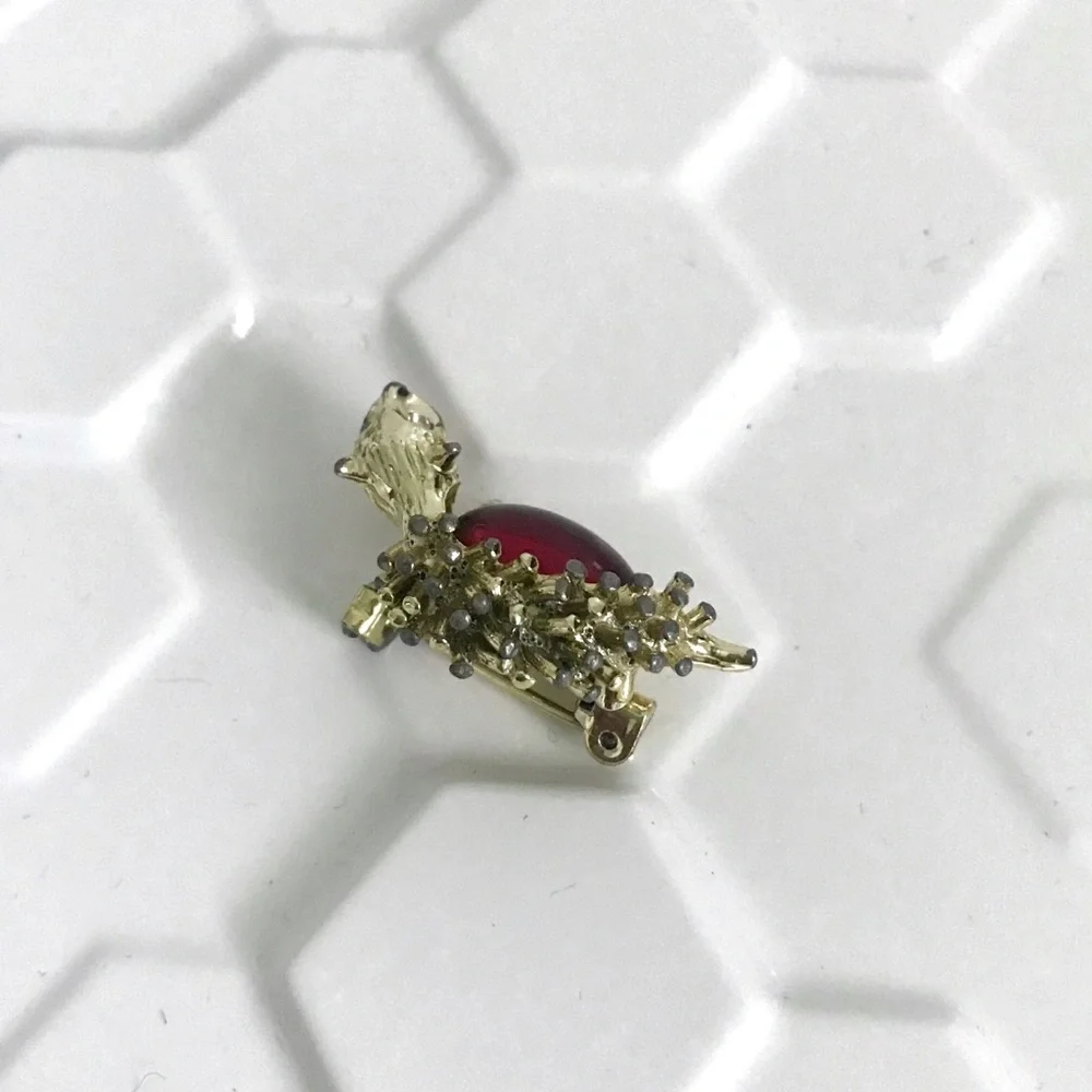 Vintage 1970’s hedgehog red & gold tone brooch pin